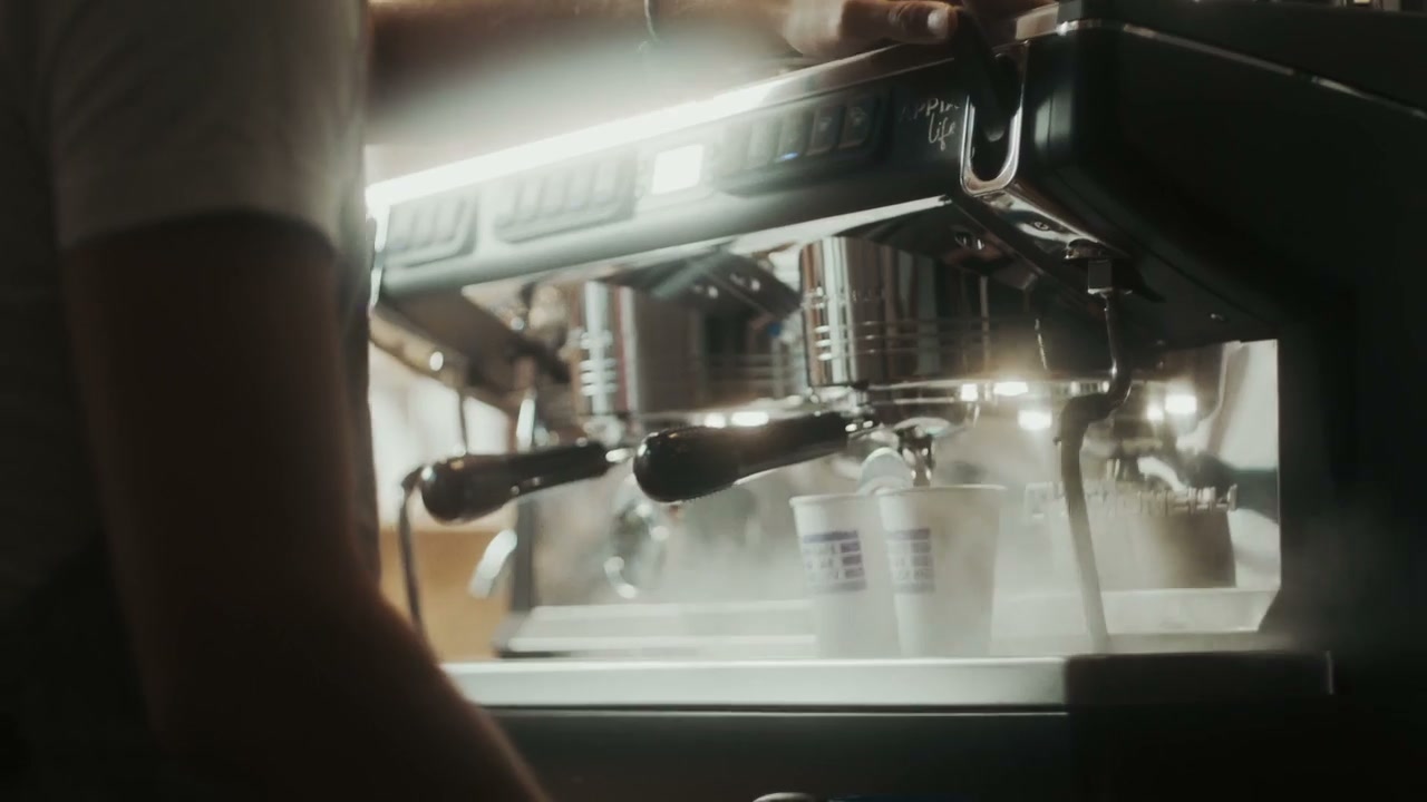 Pákový kávovar v espresso baru KAFE JAK LUSK na Pavelčákově v Olomouci