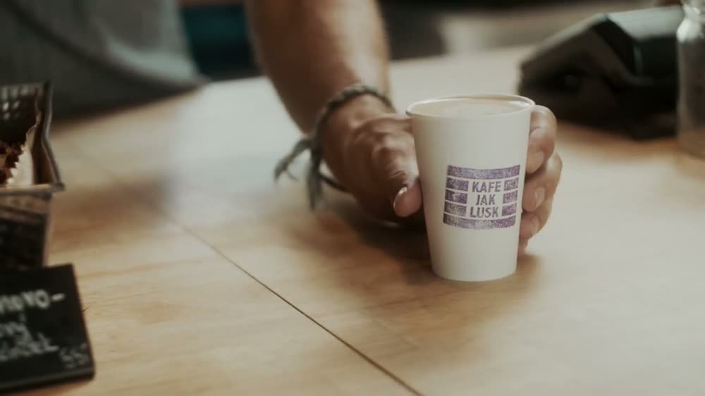 Kelímek s logem KAFE JAK LUSK na baru